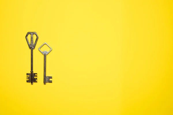 Keys on yellow background. Minimal creative style — Stock Photo, Image