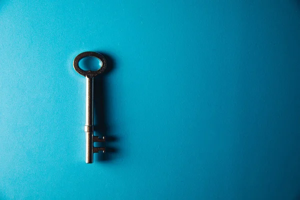 蓝色背景的钥匙 最小的创意风格 — 图库照片
