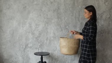 Genç kadın çantasında ne olduğuna baktı ve bir defter çıkardı.