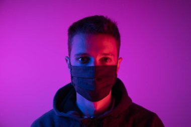 Koronavirüs karantinası kavramı. Maskeli adam. Virüse karşı koruma, enfeksiyon. Sağlığa. Tıbbi virüs poster tasarımı