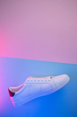 Renkli arka planda bir çift spor ayakkabı, üst görünüm