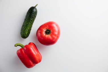 Beyaz arka planda salatalık biberli domates. Minimum konsept. Üst görünüm