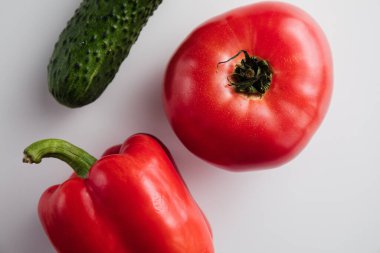 Beyaz arka planda salatalık biberli domates. Minimum konsept. Üst görünüm