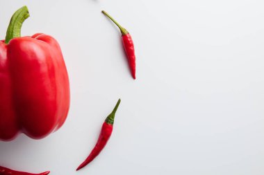 Beyaz arka planda kırmızı biber. En küçük konsept