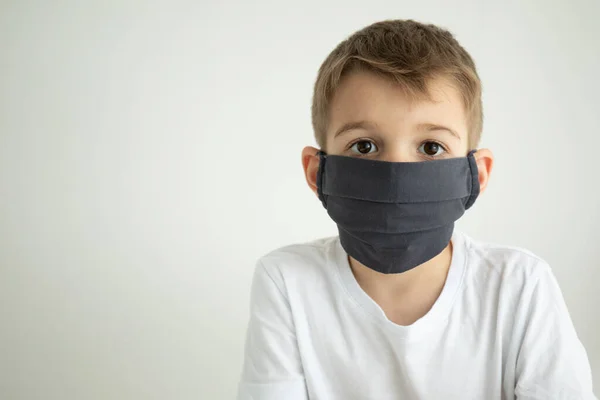 Concepto de cuarentena por coronavirus. Niño enmascarado. Protección contra virus, infección. Salud. Diseño del póster del virus médico —  Fotos de Stock