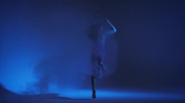 Stüdyoda renkli neon bir arka planda dans eden zarif genç bir kız. Müzik dj poster tasarımı.