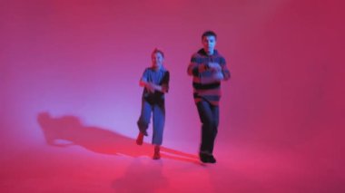 Stüdyoda renkli neon bir arka planda dans eden zarif genç bir kız. Müzik dj poster tasarımı.