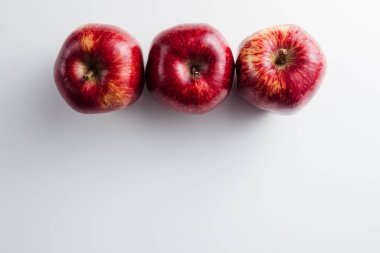 Kırmızı elmalara yakın çekim. Sağlıklı yemek..