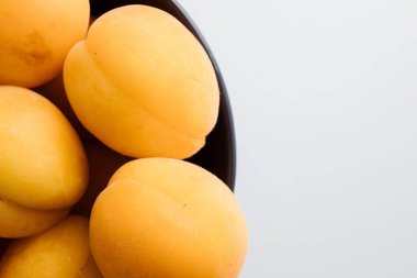 Masanın üstünde olgun şeftali var. Olgun şeftali yapraklarıyla