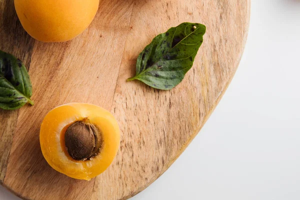 Close-up of ripe peaches on the table. Ripe peaches with leaves — Stock Photo, Image