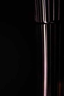 Siyah arka planda boş bir şişe. Şişe silueti