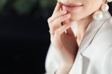 Beyaz takım elbiseli ve siyah şapkalı genç kız. Giysi konsepti.