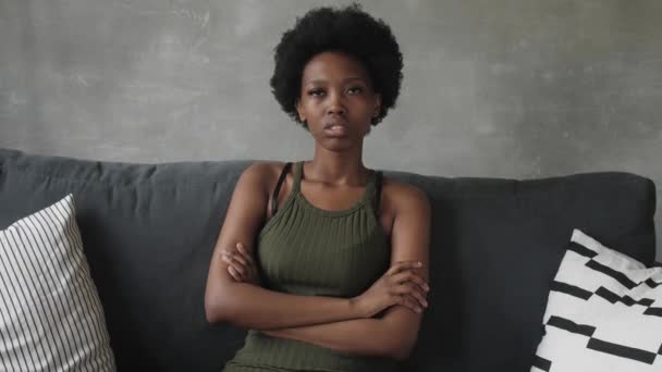 アフリカ系アメリカ人女性とともに思慮深いです顔に座ってソファ — ストック動画