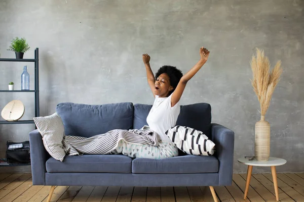 Feliz afroamericana joven mujer despierta. Feliz de mudarse a nuevo apartamento. — Foto de Stock