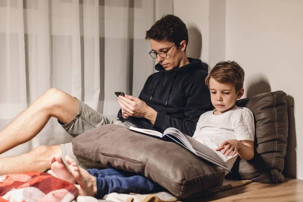 居心地の良い部屋で本を読む父と息子 — ストック写真