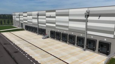 Bir dağıtım merkezindeki kamyonlar için modern lojistik yükleme terminali, yükleme bölmeleri, hava manzarası