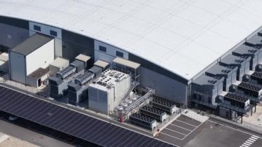 Katater merkezi, bilgisayar merkezi, yapay zeka altyapısı ve bulut hizmetleri, İtalya, Milan 'daki veri merkezi. Hava aracı videosu.