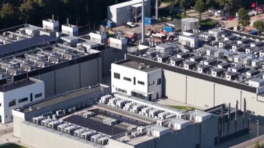 Milan veri merkezi 04, konaklama ve konaklama. Bilgi işlem ve veri altyapısı. Kampüsün hava aracı videosu..