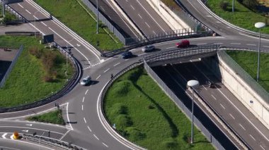 Milano, İtalya 'nın çevresindeki trafik ve altyapı. Otomobiller çok katlı. Nakliye ve hareket kabiliyeti. Hava aracı videosu.