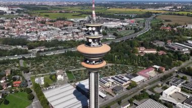 Telekom Italia Kulesi, Rozzano, Milan, İtalya. Yayın, sinyal, bilişim ve telekomünikasyon 5G 4G mobil hava aracı ağı videosu