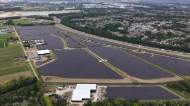 Büyük güneş paneli alanı, Bijsterhuizen, Nijmegen Hollanda. A73 otoyolu boyunca. Hollanda 'da temiz yenilenebilir enerji üretimi. Hava aracı videosu.