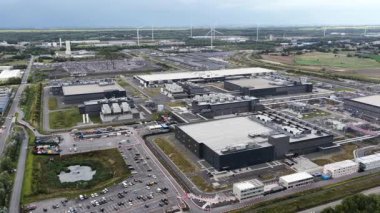 Yapay zeka ve bulut hizmetlerinin artan talebini karşılayacak yeni veri merkezinin inşası. Bulut hesaplama. Büyük veri, hava aracı videosu.