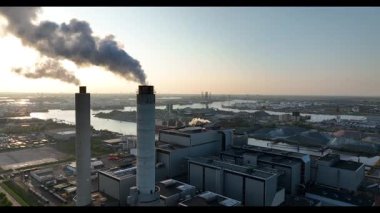 Amsterdam 'da endüstriyel atık yakma, bacalar, bacalar, hava kapatma videoları.