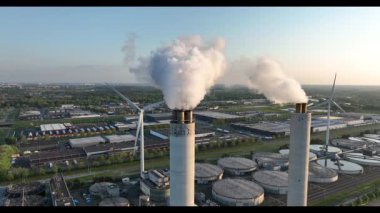 Amsterdam 'da endüstriyel atık yakma, bacalar, bacalar, hava kapatma videoları.