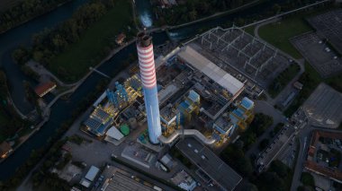 Cassano dadda italy termoelektrik santrali. Yakın zaman, alacakaranlık, hava manzarası. Enerji üretimi, elektrik ve enerji endüstrisi.