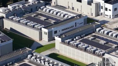 Büyük ölçekli veri merkezi, yapay zeka teknolojisi, bilgisayar, bulut, büyük veri ve bilişim. Yukarıdan aşağı video. Milan, İtalya.