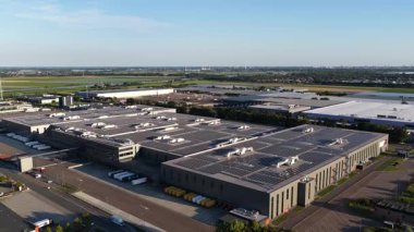 Bleiswijk, Rotterdam, Hollanda, 27 Ağustos 2025: Zalando Lojistik Operasyonları, tamamlama merkezi dağıtım merkezi. İnternet alışveriş altyapısı. Hava aracı videosu.