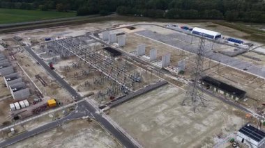 Musselkanaal, Hollanda, Groningen ili, 14 Eylül 2025: Omexom, TenneT için yeni standart tasarıma göre ilk 380 kV yüksek voltaj alt istasyonunu inşa etmektedir. İnşaatın havadan görüntüsü