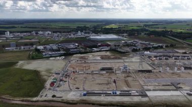 Musselkanaal, Hollanda, Groningen ili, 14 Eylül 2025: Omexom, TenneT için yeni standart tasarıma göre ilk 380 kV yüksek voltaj alt istasyonunu inşa etmektedir. İnşaatın havadan görüntüsü