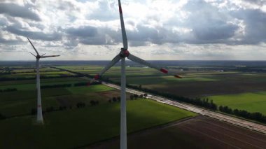 Rüzgar türbini, temiz enerji, Hollanda kırsalında yenilenen enerji. Rüzgardan elektrik, bıçaklar, mavi gökyüzü, yeşil alanlar. Hava görünümü
