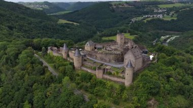 Bourscheid Kalesi, Lüksemburg, ortaçağ harabelerinin insansız hava aracı videosu. Manzaralı dağ manzarası.