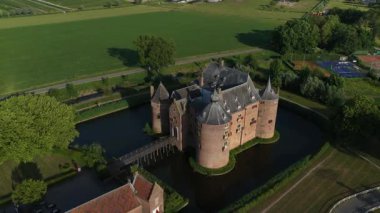 Ammerzoden, Hollanda 'daki Ammersoen Kalesi. Ammersoen Kalesi Hollanda 'daki en iyi korunmuş ortaçağ kalelerinden biridir. Hava aracı videosu.