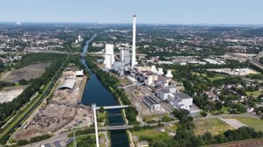 STEAG Herne elektrik santrali, Herne, Kuzey Ren Vestfalyası, Almanya 'da büyük kömür yakıtlı termik santral. Hava videosu.