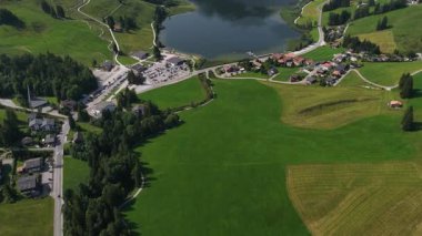 Schwarzsee, Fribourg, İsviçre, Aktivite yürüyüşü, yüzme, balıkçılık, kış sporları ve Alp manzarası