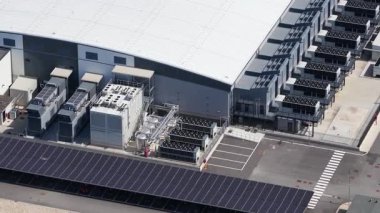 Veri merkezinin, bilgisayar merkezinin, yüksek tüketim elektriğinin detaylarını kapat. Soğutma ve acil durum gücü. Hava görünümü.