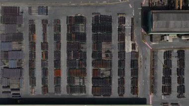 Kuzey İtalya, Dalmine 'de boru ve endüstriyel boru tesisatı imalatı. Yukarıdan aşağıya insansız hava aracı videosu.