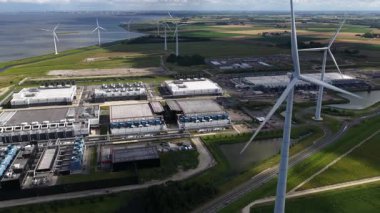 Eemshaven, teknoloji devi, bilişim teknolojisi, bulut ve internet altyapısındaki veri merkezlerinin genişlemesi ve yeni inşası. Hava görünümleri.