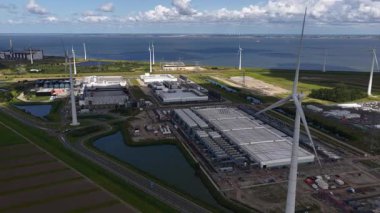 Eemshaven, teknoloji devi, bilişim teknolojisi, bulut ve internet altyapısındaki veri merkezlerinin genişlemesi ve yeni inşası. Hava görünümleri.