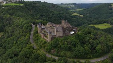 Bourscheid Kalesi, Lüksemburg, ortaçağ harabelerinin insansız hava aracı videosu. Manzaralı dağ manzarası.