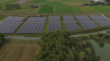 Hollanda 'da güneş enerjisi. Güneşten gelen temiz enerji. Zonnepark Zevent, güneş parkı. Nijmegen bölgesinde. Hollanda 'da enerji geçişi var. Hava görünümü.