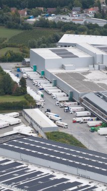 Asse, Flaman Brabant vilayeti, 3 Eylül 2025: Delhaize Belçika süpermarket zinciri. Zellik deposu, dağıtım ve Belçikalı süperişaretleyiciler. Hava görünümleri.