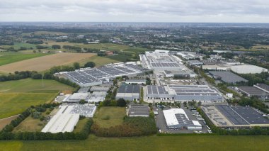 Asse, Flaman Brabant vilayeti, 3 Eylül 2025: Delhaize Belçika süpermarket zinciri. Zellik deposu, dağıtım ve Belçikalı süperişaretleyiciler. Hava görünümleri.