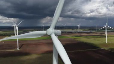 Rüzgar türbinleri ve güneş panelleri 60 fps, temiz enerji, yenilenme enerjisi. Sürdürülebilir enerji üretimi. Groningen, Hollanda. Hava görünümü.