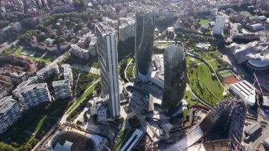 Milano, Lombardiya Eyaleti, İtalya, 6 Eylül 2025: Milano 'daki yüksek binalar, ticari ve iş bölgesi, Zaha Hadid, Arata Isozaki ve Daniel Libeskind' i tasarladı. Gökdelenler, Il Dritto, o Straight One, Allianz Kulesi, Lo Storto