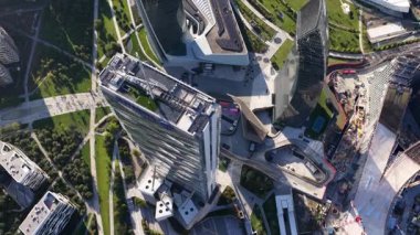 Milano, Lombardiya Eyaleti, İtalya, 6 Eylül 2025: Milano 'daki yüksek binalar, ticari ve iş bölgesi, Zaha Hadid, Arata Isozaki ve Daniel Libeskind' i tasarladı. Gökdelenler, Il Dritto, o Straight One, Allianz Kulesi, Lo Storto