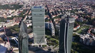 Milano, Lombardiya Eyaleti, İtalya, 6 Eylül 2025: Milano 'daki yüksek binalar, ticari ve iş bölgesi, Zaha Hadid, Arata Isozaki ve Daniel Libeskind' i tasarladı. Gökdelenler, Il Dritto, o Straight One, Allianz Kulesi, Lo Storto